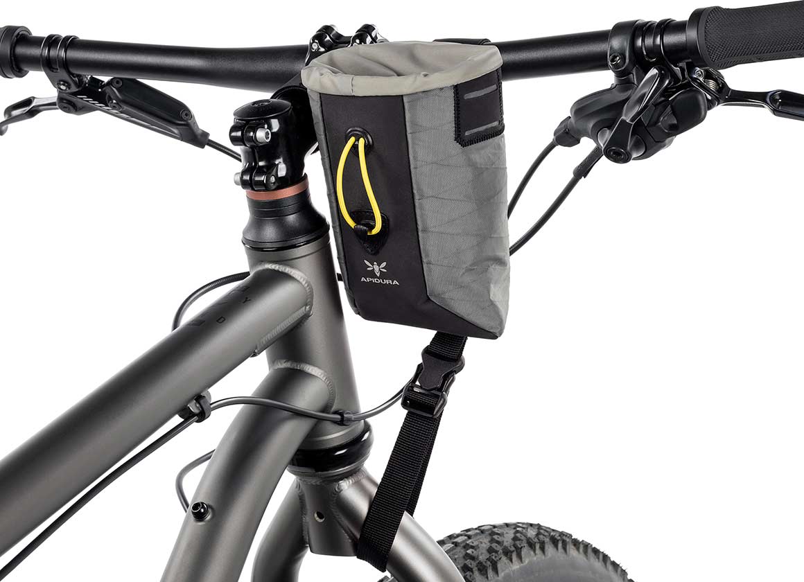 apidura-backcountry-food-pouch-0.8l-on-bike-1.jpg