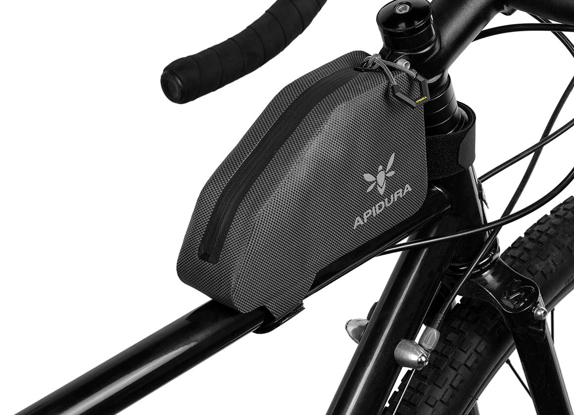apidura-expedition-top-tube-pack-0.5l-on-bike-2-2.jpg